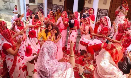 रंगों व फूलों से होली खेल मनाया फागोत्सव, फाग के गीतों पर झूमी महिलाएं