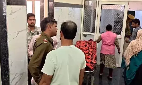 पारस कुंज में महिला ने फंदे से लटककर दी जान, पति अहमदाबाद में भर्ती पारस कुंज में महिला ने फंदे से लटककर दी जान, पति अहमदाबाद में भर्ती