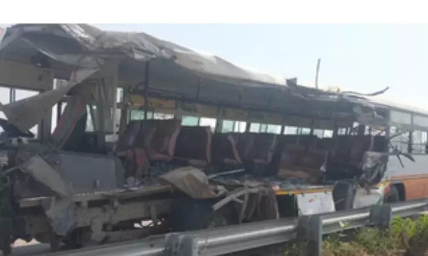 लखनऊ-आगरा एक्सप्रेसवे पर भीषण तांडव: एक ही ट्रक से टकराईं दो रोडवेज बसें, 3 यात्रियों की मौत, 31 घायल