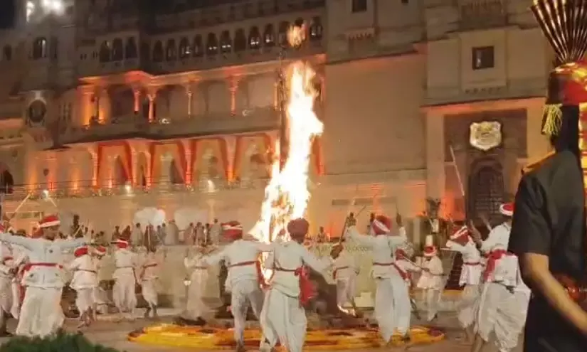 मेवाड़ महाराणा के राजदरबार में गूंजा मांडल का गैर नृत्य, शाही अंदाज़ में हुआ स्वागत