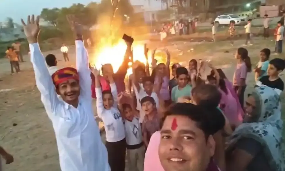 धनोप के ग्रामीणों ने शुभ मुहूर्त में  किया होलिका दहन