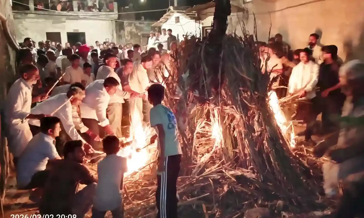 लाडपुरा में गोबर कण्डो से निर्मित वैदिक होली का किया दहन लाडपुरा में गोबर कण्डो से निर्मित वैदिक होली का किया दहन