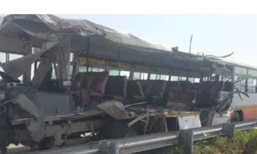 लखनऊ-आगरा एक्सप्रेसवे पर भीषण तांडव: एक ही ट्रक से टकराईं दो रोडवेज बसें, 3 यात्रियों की मौत, 31 घायल