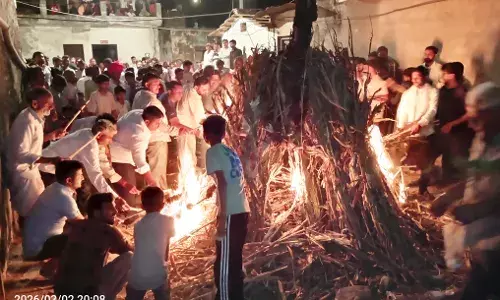 लाडपुरा में गोबर कण्डो से निर्मित वैदिक होली का किया दहन