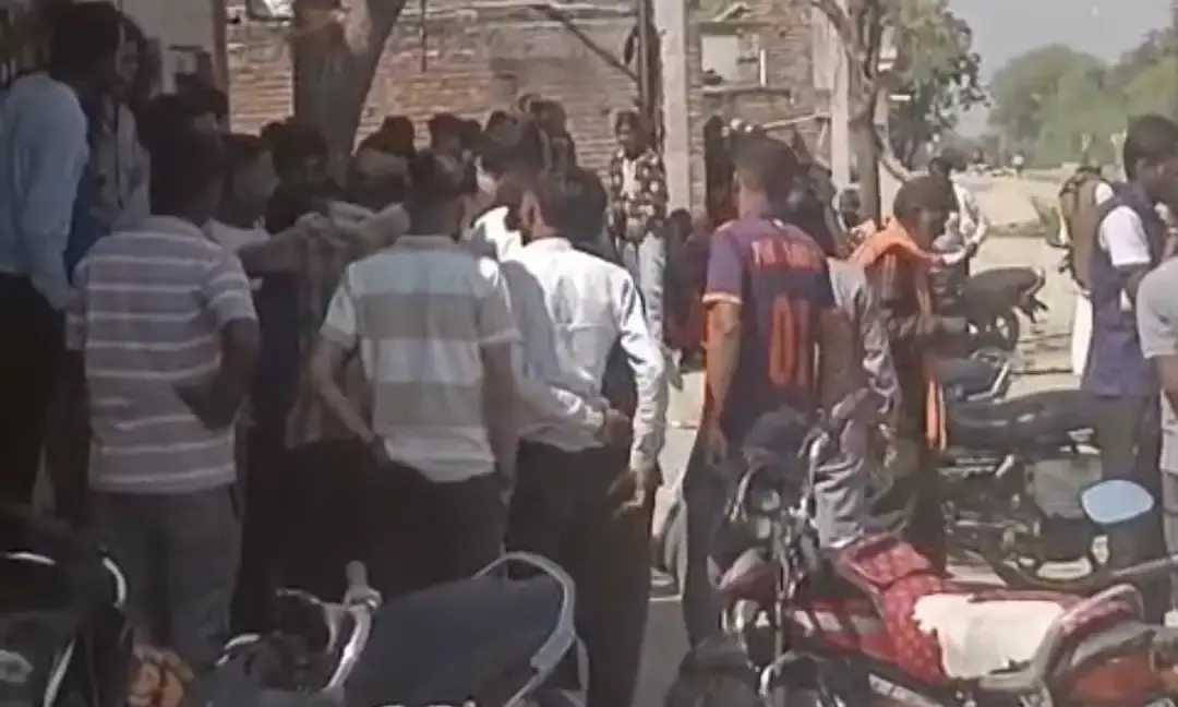 शाहपुरा: बच्चा चोर गिरोह की अफवाह से भटेड़ा गांव में हड़कंप, संदिग्ध महिला को ग्रामीणों ने पकड़ा, पुलिस हिरासत में शाहपुरा: बच्चा चोर गिरोह की अफवाह से भटेड़ा गांव में हड़कंप, संदिग्ध महिला को ग्रामीणों ने पकड़ा, पुलिस हिरासत में