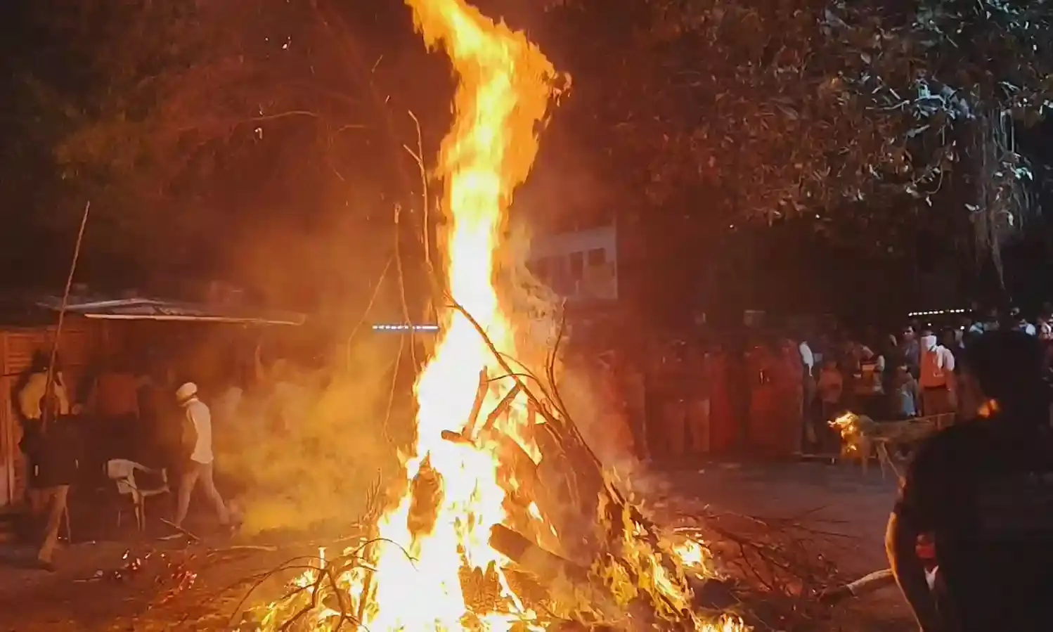 गंगापुर सहित ग्रामीण क्षेत्रों में हर्षोल्लास से होलिका दहन किया