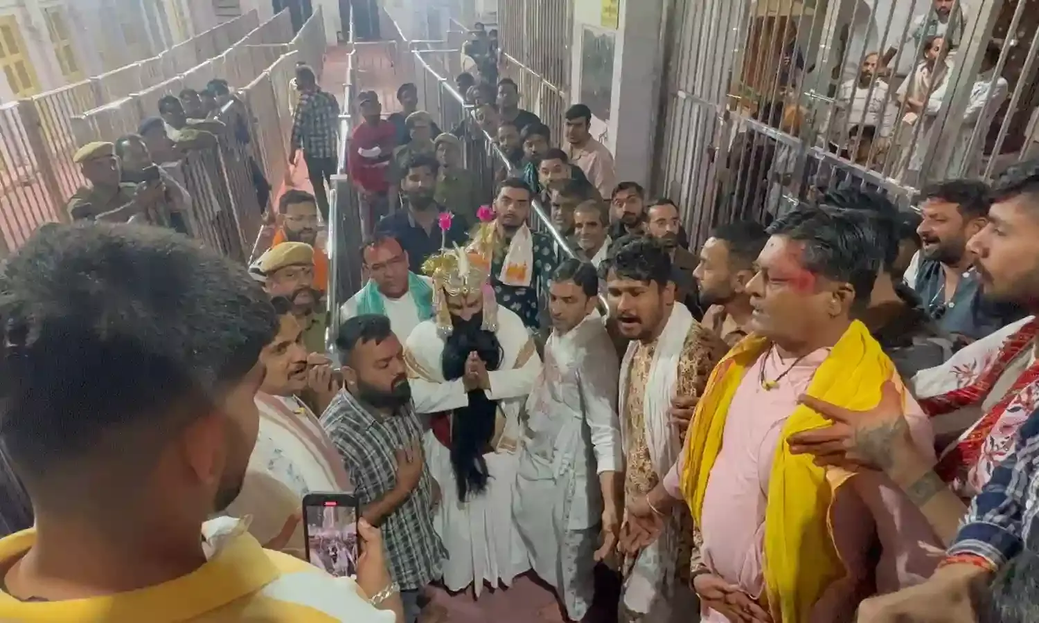 श्रीनाथजी की देहरी पर झुका बादशाह, दाढ़ी से साफ की मंदिर की सीढ़ियां श्रीनाथजी की देहरी पर झुका बादशाह, दाढ़ी से साफ की मंदिर की सीढ़ियां