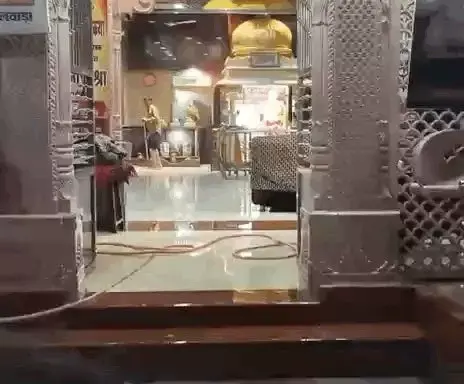 चंद्र ग्रहण के चलते दिन भर बंद रहे मंदिरों के पट, शाम को शुद्धिकरण के बाद हुए दर्शन चंद्र ग्रहण के चलते दिन भर बंद रहे मंदिरों के पट, शाम को शुद्धिकरण के बाद हुए दर्शन