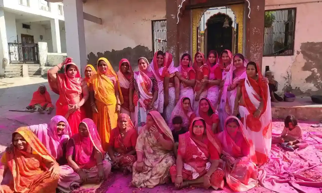 रंगों व फूलों से होली खेल मनाया फागोत्सव, फाग के गीतों पर झूमी महिलाएं