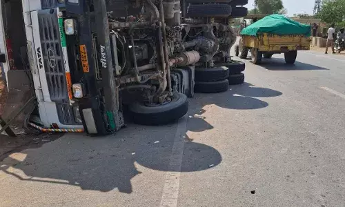 हाईवे पर पलटा बजरी से भरा ट्रक, बाइक सवार ने नहर में कूदकर बचाई जान