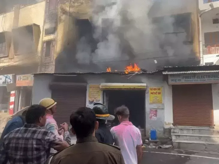 शॉर्ट सर्किट से ऑटो पार्ट्स की दुकान में भीषण आग, 25 गाड़ियां जलकर खाक