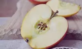सेब और आलू काटते ही पड़ जाते हैं काले? उन्हें घंटों फ्रेश रखने के लिए अपनाएं ये जादुई तरीके सेब और आलू काटते ही पड़ जाते हैं काले? उन्हें घंटों फ्रेश रखने के लिए अपनाएं ये जादुई तरीके