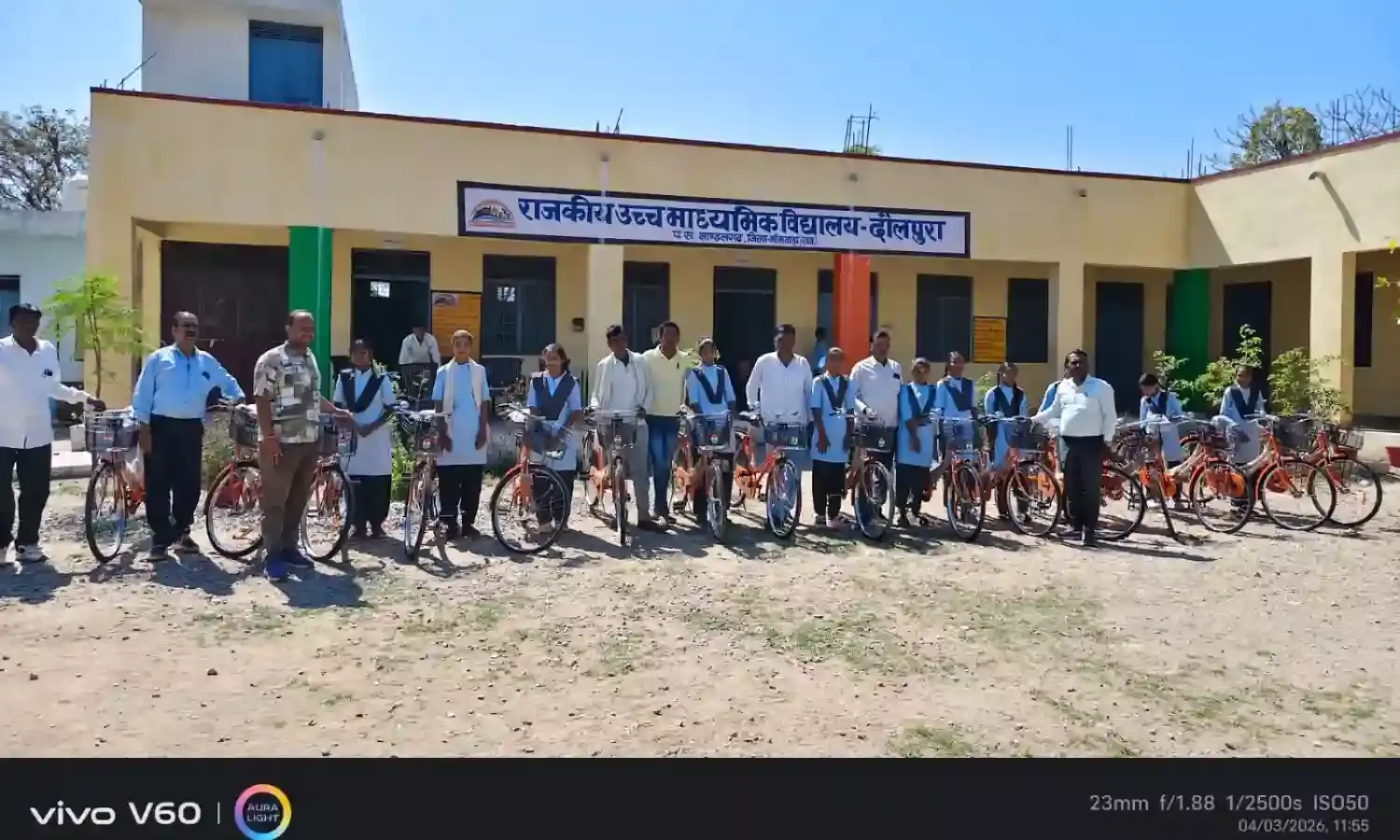 दौलपुरा में 16 साइकिल वितरण कि दौलपुरा में 16 साइकिल वितरण कि