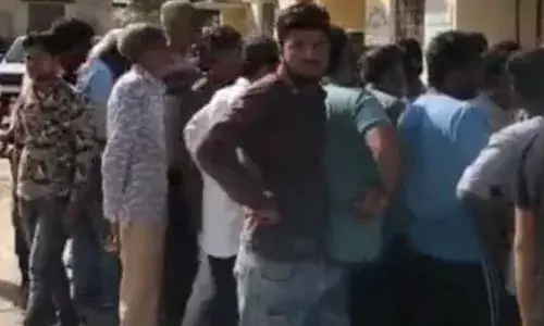 बूंदी के अलोद में होली जुलूस पर काला रंग फेंकने से तनाव, पुलिस तैनात बूंदी के अलोद में होली जुलूस पर काला रंग फेंकने से तनाव, पुलिस तैनात