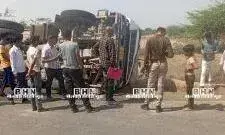 धनोप माताजी सांगरिया चौराहे पर विद्युत पोल की वजह से गिट्टी मिनरल टैंकर पलटी खाया