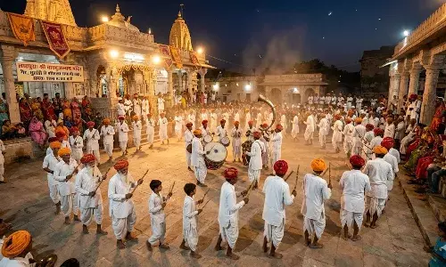 लाडपुरा: चारभुजानाथ मंदिर में थिरके कदम, ढोल की थाप पर ग्रामीणों ने खेली पारंपरिक गैर
