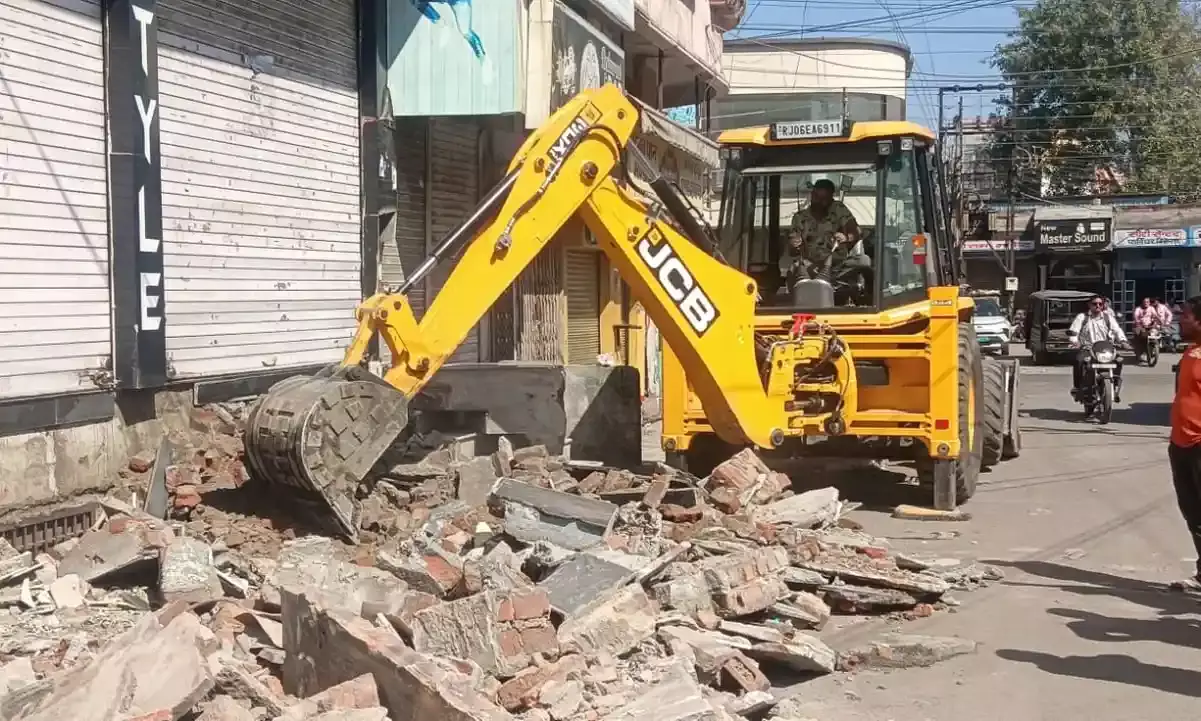 महावीर पार्क के बाहर निगम का पीला पंजा: अतिक्रमण पर प्रहार महावीर पार्क के बाहर निगम का पीला पंजा: अतिक्रमण पर प्रहार