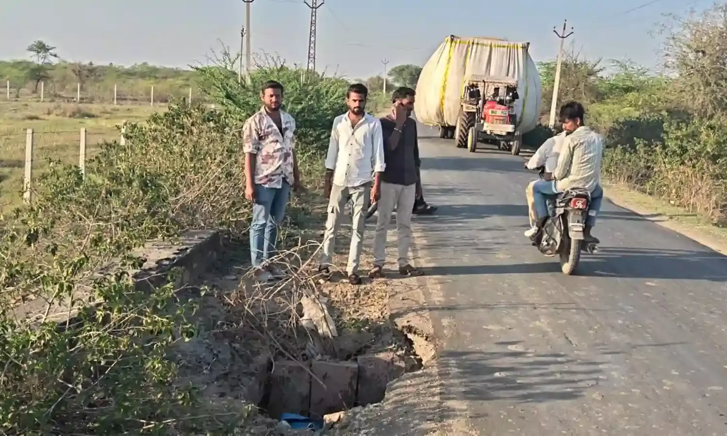 काणोली-नाथडि़यास मार्ग पर मौत को दावत दे रहा गहरा गड्ढा