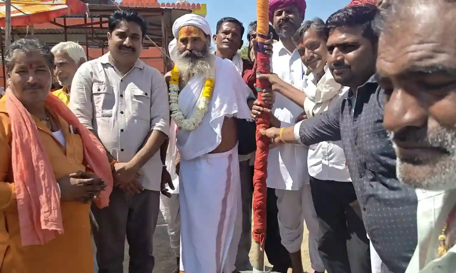 पीथा का खेड़ा में नवकुंडी मारुति महायज्ञ का ध्वजारोहण सम्पन्न