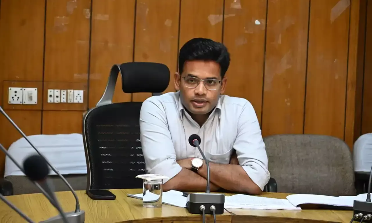 जिला कलक्टर ने की फ्लैगशिप योजनाओं की समीक्षा: आवंटित लक्ष्यों को समय पर पूर्ण करने के दिए निर्देश