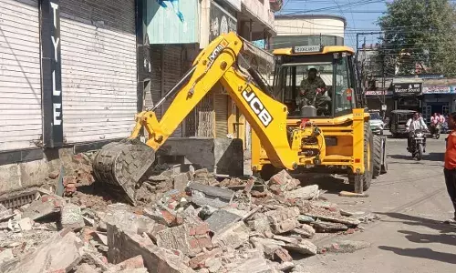 महावीर पार्क के बाहर निगम का पीला पंजा: अतिक्रमण पर प्रहार