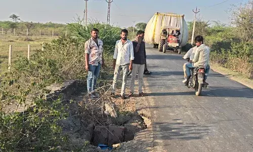 काणोली-नाथडि़यास मार्ग पर मौत को दावत दे रहा गहरा गड्ढा