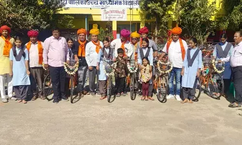 बीगोद में साइकिल वितरण, विधायक ने बेटियों को थमाई शिक्षा की चाबी