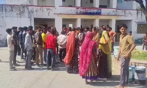 मांडल में नाली विवाद ने लिया उग्र रूप, दो समुदायों के बीच लाठी-भाटा जंग; कई घायल