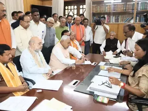 बिहार की राजनीति में बड़ा उलटफेर: नीतीश कुमार ने राज्यसभा के लिए भरा नामांकन, भावुक कार्यकर्ताओं का भारी हंगामा