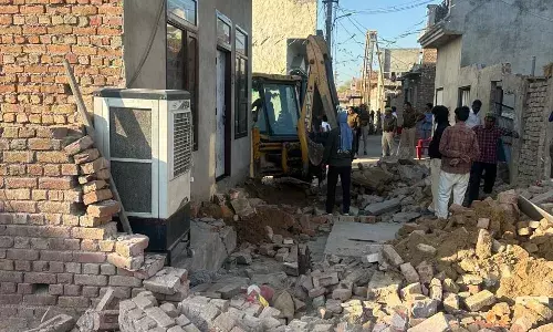 दर्जनों मुकदमों वाले नशा तस्कर का अवैध अतिक्रमण ध्वस्त