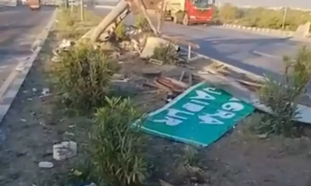 अहमदाबाद से शादी में सीकर जा रही बस पलटी, ड्राइवर की मौत, 23 घायल