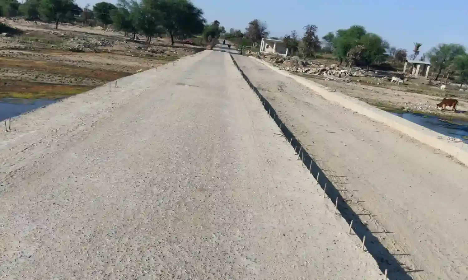 कोठारी नदी पुलिया निर्माण आधा अधूरा निर्माण से आए दिन होती दुर्घटना,ग्रामीणों मैं आक्रोश