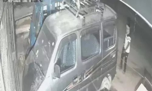 घर के बाहर खड़ी ईको कार चोरी, होटल के सीसीटीवी में कैद हुए चोर