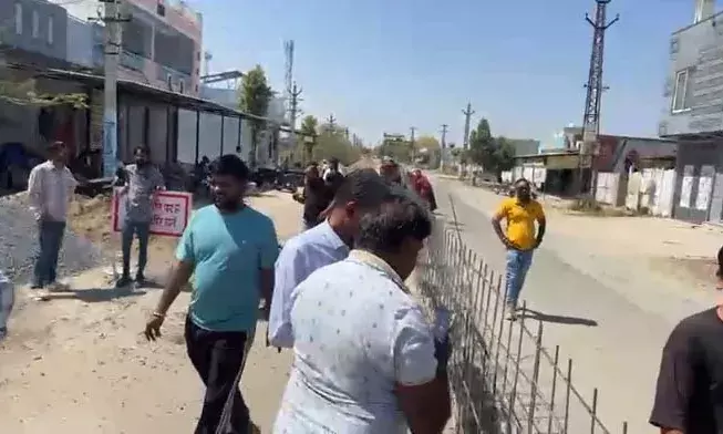 भीलवाड़ा: 80 फीट रोड पर डिवाइडर निर्माण का विरोध, कॉलोनीवासियों ने लगाया जाम