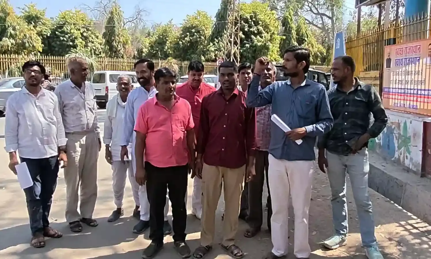 मांडल में जनता क्लिनिक पर सियासत: स्थान परिवर्तन के बाद भी असामाजिक तत्वों का हंगामा, डीएसपी से अभद्रता और राजकार्य से रोकने पर कार्रवाई की मांग