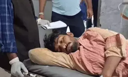 चलती ट्रेन में चढ़ने के प्रयास में यात्री का पैर फिसला, ट्रेन की चपेट में आने से कटा पैर