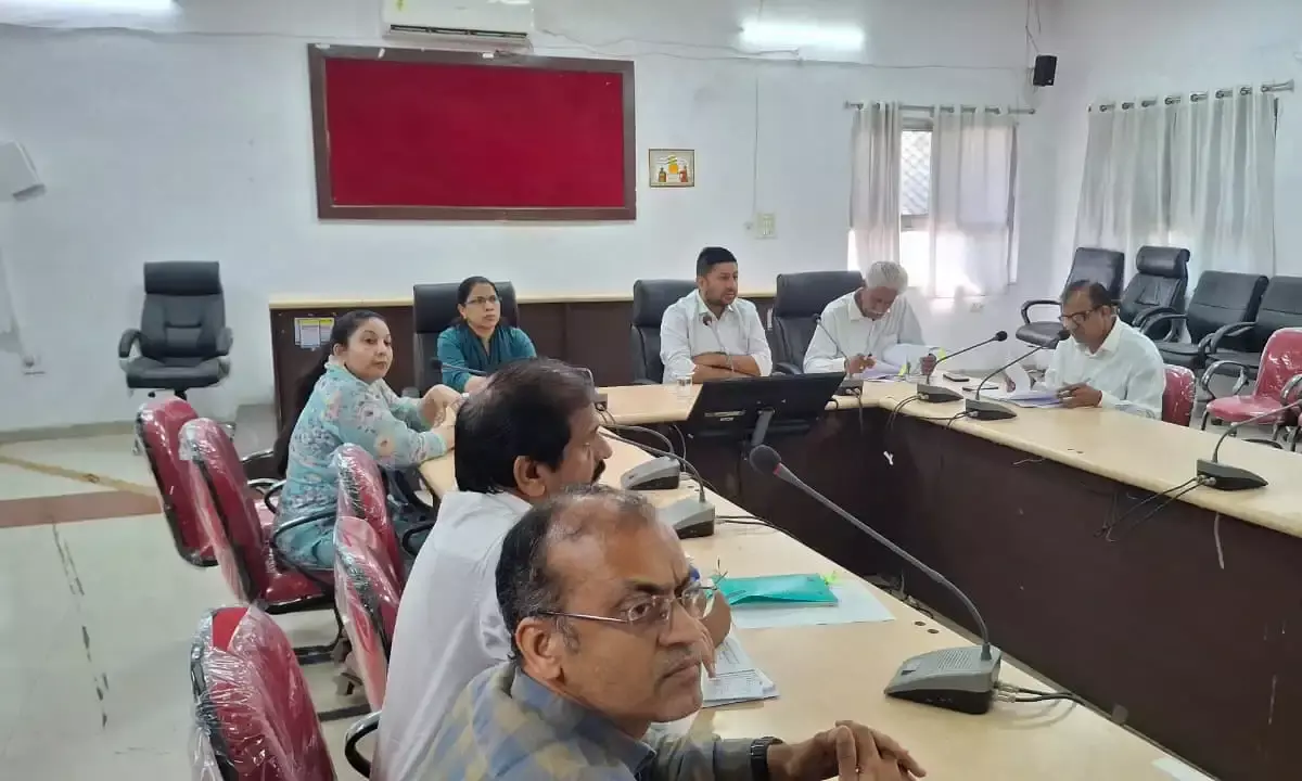 जिला कलेक्टर की अध्यक्षता में साप्ताहिक समीक्षा बैठक आयोजित जिला कलेक्टर की अध्यक्षता में साप्ताहिक समीक्षा बैठक आयोजित