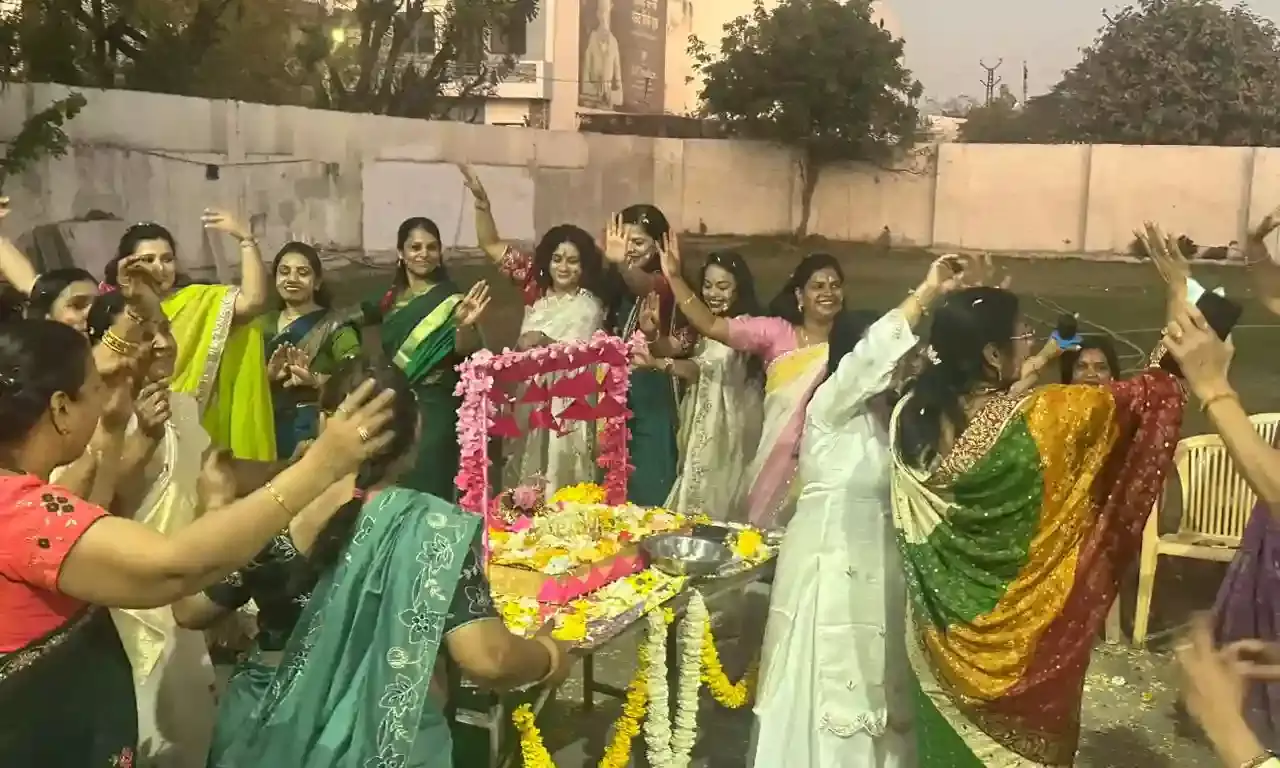 भक्ति के रंग: राधा कृष्ण मंदिर में गूंजे फाग के गीत, महिलाओं ने खेली फूलों की होली