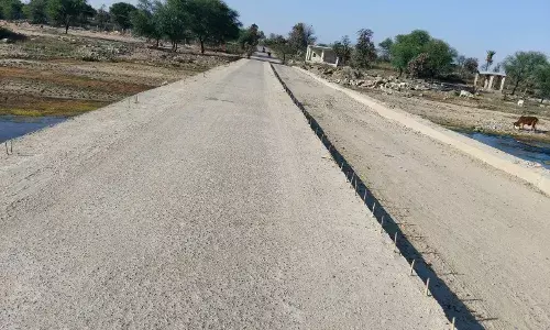 कोठारी नदी पुलिया निर्माण आधा अधूरा निर्माण से आए दिन होती दुर्घटना,ग्रामीणों मैं आक्रोश