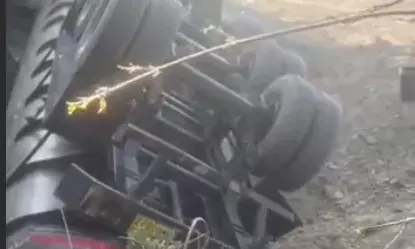 हाईवे पर पलटा सरसों के तेल से भरा टैंकर, घायल ड्राइवर को बचाने के बजाय तेल लूटने में जुटे ग्रामीण