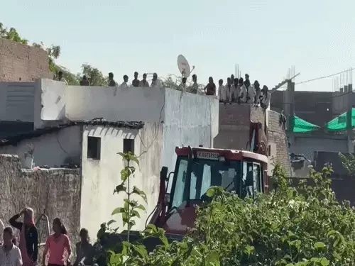 बुलडोजर देख भड़के तस्करों के परिजन, आत्मदाह की चेतावनी के बाद थमी पुलिस की कार्रवाई