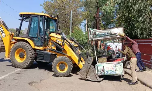 सिविल लाइंस क्वार्टर के बाहर से नगर निगम ने हटाया अतिक्रमण, कैबिनें जब्त सिविल लाइंस क्वार्टर के बाहर से नगर निगम ने हटाया अतिक्रमण, कैबिनें जब्त