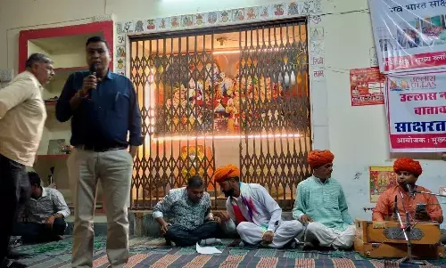 पोटला में साक्षरता कार्यक्रम द्वारा कला जत्था की प्रस्तुति