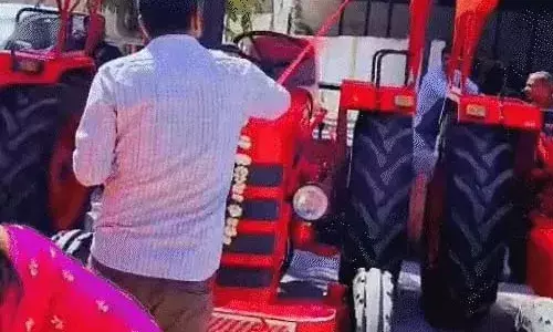 सांवरिया सेठ को बिजनेसमैन ने भेंट किया महिंद्रा ट्रैक्टर