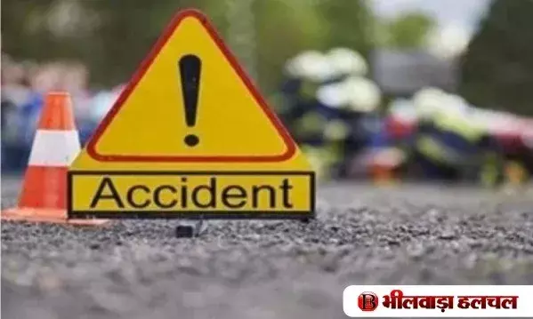 सड़क हादसे में युवक की मौत: खड़े ट्रक से टकराई कार, दो महिलाओं सहित तीन घायल