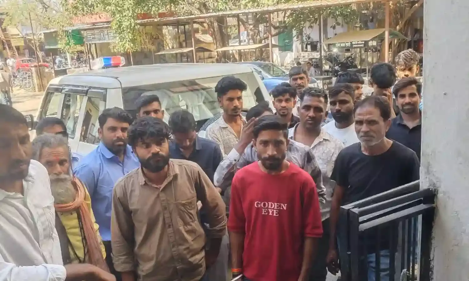 नंदी को मुक्त कराने पर युवक व परिजनों से मारपीट, कार्रवाई की मांग को लेकर मांडलगढ़ एसडीएम को सौंपा ज्ञापन