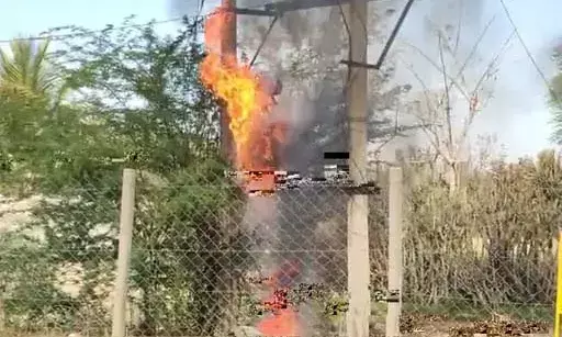 खेत में बिजली के ट्रांसफार्मर में लगी आग, टला बड़ा हादसा