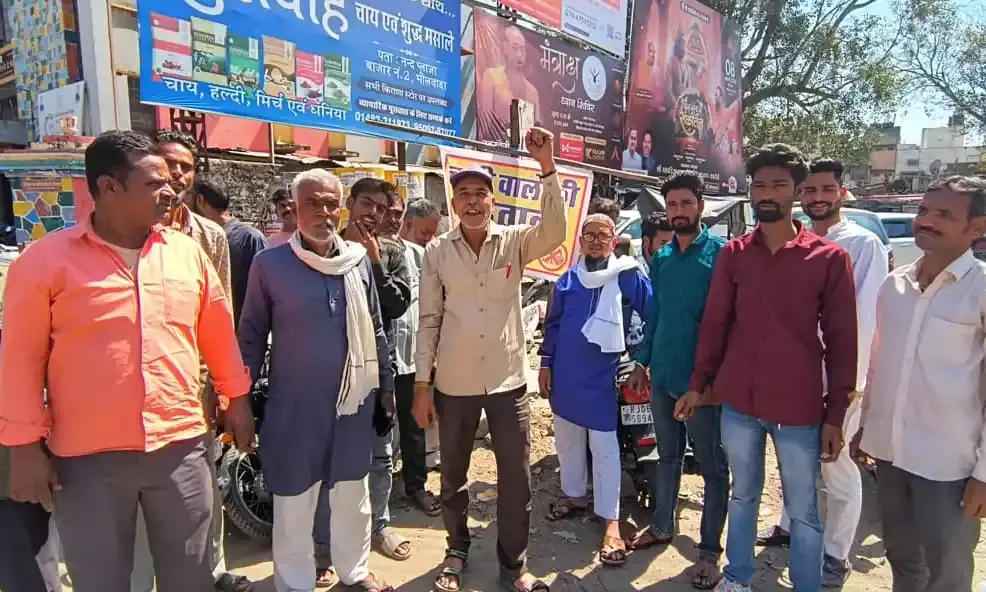 रोजी-रोटी पर संकट: ताला-चाबी बनाने वाले मजदूरों ने कलेक्टर को सौंपा ज्ञापन, कार्यस्थल पर अनुमति की मांग