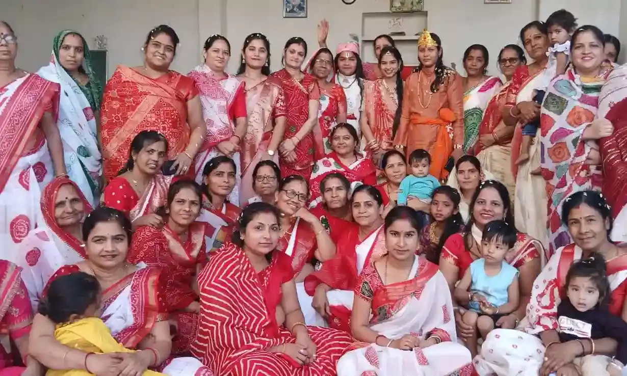 गूंजे फाग के गीत, महिला सत्संग मंडल ने राधा-कृष्ण के संग खेली फूलों की होली