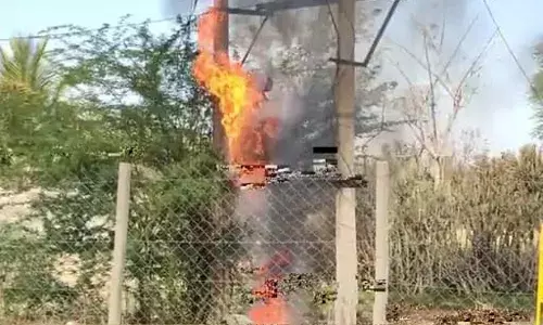 खेत में बिजली के ट्रांसफार्मर में लगी आग, टला बड़ा हादसा